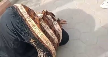 الأم تسجد لله شكرا بالشارع بعد صدور حكم بإعدام زوج ابنتها بالدقهلية الأم تسجد لله شكرا بالشارع