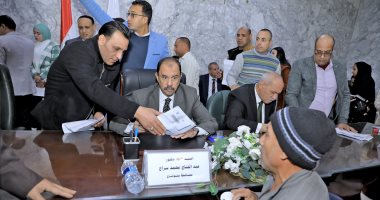 محافظ سوهاج يستمع إلى مطالب المواطنين فى اللقاء الجماهيرى