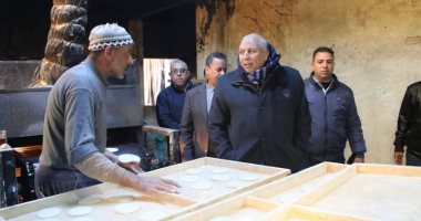 محافظ الوادي الجديد يتفقّد أحد المخابز بباريس ويؤكد أحقية المواطن في وزن الخبز