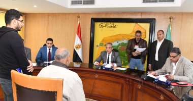 محافظ الفيوم يوجه بتوفير مساعدات مالية وعلاج على نفقة الدولة لعدد من الحالات