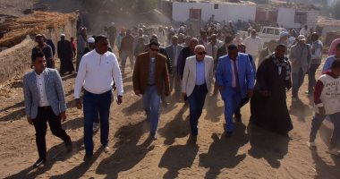 محافظ الأقصر يعقد لقاء جماهيريا مع أهالى حاجر الأقالتة لبحث مطالبهم.. صور