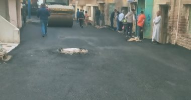 رصف الشوارع بمنطقة المعزل القديم بمدينة ديروط بأسيوط