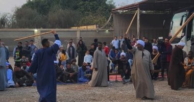 لعبة الرجال.. المئات يشاهدون مهارة لاعبي التحطيب بقنا (فيديو)