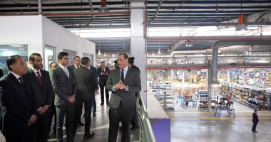 رئيس الوزراء يتجول بمصنع تجميع سيارات "جيلى" بـ6 أكتوبر.. ويؤكد اهتمام الدولة بملف الصناعة وخاصة السيارات.. فهد الغانم: التصنيع المحلى بخطوط التجميع يبلغ 45%.. والمصنع يضم خطين إنتاج بسعة 10 آلاف سيارة سنويا