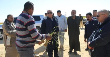 محافظ الوادى الجديد يتفقّد مشروعات الاستثمار الزراعى بمنطقة بحيرات باريس