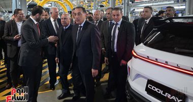 رئيس الوزراء يتفقد خطوط تجميع سيارات "جيلى" فى مصر  