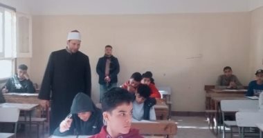 رئيس منطقة الإسكندرية الأزهرية يتفقد لجان العامرية للاطمئنان على سير الامتحانات