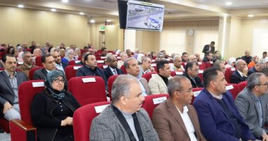 محافظ السويس يناقش طلبات السائقين وملفات التقنين والتصالح جانب من الاجتماع