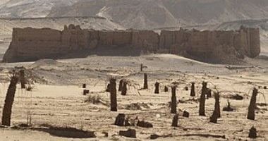 لم يتبق منها سوى أطلال دفنتها رمال الصحراء.. "السميرة والضباشية والجب واللبخة والبرمودى ودير المنيرة" أشهر قصور الواحات الخارجة الأثرية المحصنة.. صروح أثرية مبنية من الطوب اللبن بأسوار تزيد عن 12 مترا.. صور حصن الدير بالواحات الخارجة