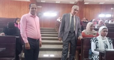 رئيس جامعة أسوان يتابع امتحانات الفصل الدراسى الأول بكلية الآداب