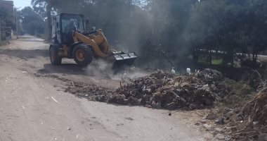 تطهير الترع والمصارف بقريتى النواميس والكوم الأحمر بمركز البدارى بأسيوط