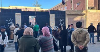 أولياء الأمور أمام لجان الإعدادية ببورسعيد منذ اللحظات الأولى للامتحانات ..صور