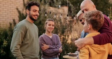 نيوز برو : 
                                            ابنك بيتكسف وبيميل للعزلة.. 4 نصائح هتساعدك تحوله لشخصية اجتماعية
                                        