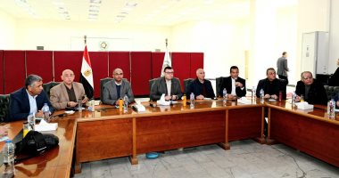 وزير الإسكان يتابع الموقف التنفيذى لمشروعات مدينة العاشر من رمضان