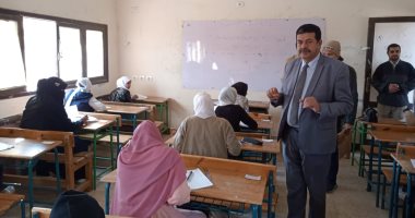 مدير تعليم سوهاج يتفقد مدرسة قرية عرابة أبو دهب لمتابعة امتحانات الإعدادية