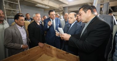 محافظ كفرالشيخ يتفقد مركز غربلة تقاوى الأرز بـ"سخا" لزيادة الإنتاجية.. فيديو جانب من جولة المحافظ