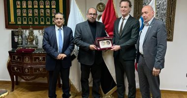 ياسر إدريس يبحث مع رئيس الاتحاد العالمى للملاكمة إنشاء مقر للاتحاد الأفريقى جانب من الاجتماع