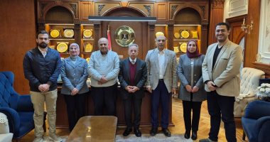 نقيب الأطباء يزور طبيب المنصورة للاطمئنان عليه بعد تعرضه لأزمة قلبية نقيب الأطباء يزور طبيب المنصورة للإطمئنان عليه