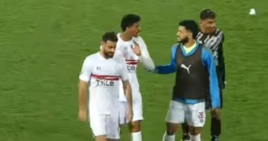 حوارات جانبية بين لاعبي الزمالك أثناء دخولهم لغرف الملابس جانب من حديث اللاعبين بغرفة الملابس