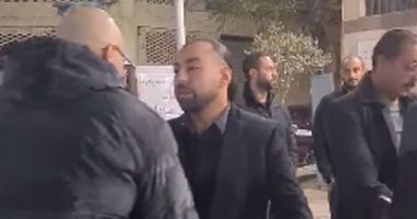 حزن نجل الفنان فكرى صادق أثناء تلقيه عزاء والده فى مسجد الحامدية الشاذلية - اليوم السابع