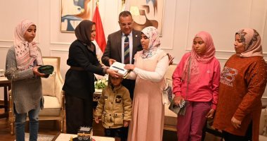 "بيت الزكاة والصدقات" يوفر جهازي تابلت لطالبتين مكفوفتين بجنوب سيناء تسليم طالبتين مكفوفتين جهازي تابلت