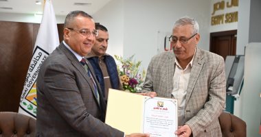محافظ جنوب سيناء يكرم المشاركين بالمهرجان العربي للهجن والتراث فى شرم الشيخ اللواء خالد مبارك محافظ جنوب سيناء يكرم المشاركين في مهرجان سباق الهجن