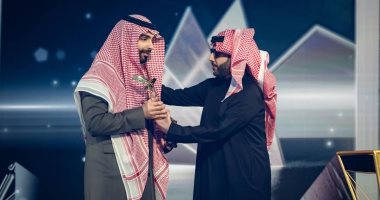تركى آل الشيخ يهدى جائزة صناع الترفيه الماسية للشاعر بدر بن عبد المحسن تركى آل الشيخ