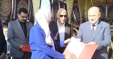 محافظ شمال سيناء يسلم العقود النهائية لسكان مدينة رفح الجديدة.. نموذج للتنمية العمرانية الشاملة.. تسليم 484 وحدة بالمرحلة الأولى.. تقع على مساحة 535 فدانًا.. الفرحة تعلو وجوه الأهالي مع تسلم مفاتيح الوحدات..صور تسليم العقود النهائية لأول سكان مدينة رفح الجديدة