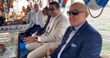 محافظ الأقصر فى جولة نيلية مع السائحين ضمن مبادرة "ظواهر سياحية".. صور
