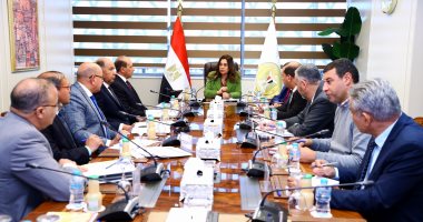 وزيرة التنمية المحلية تتابع مشروع تطوير ورفع كفاءة 3 شوارع بمنطقة العتبة جانب من الاجتماع