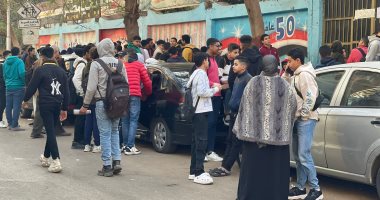 الأمهات يدعمن طلاب الشهادة الإعدادية بالجيزة من أمام اللجان الامتحانية.. صور الأمهات يدعمن طلاب الشهادة الإعدادية بالجيزة