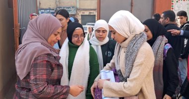 تفتيش طلاب الشهادة الإعدادية بالقليوبية قبل دخول لجان الامتحانات.. فيديو