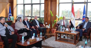 محافظ السويس يستقبل رئيس شركة نهضة مصر للخدمات البيئية 