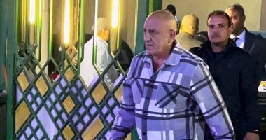 محمد لطفي يستقبل المعزين في وفاة والد ياسمين عبد العزيز "فيديو"