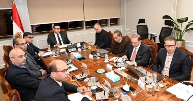 وزير الإسكان يجتمع مع شركة "أكور" العالمية لمتابعة أعمال فنادق العاصمة الإدارية