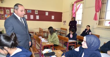 محافظ بورسعيد يطمئن من طلاب الشهادة الإعدادية على مستوى امتحان اللغة العربية