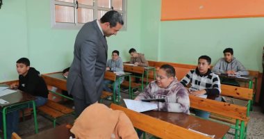 محافظ دمياط يتفقد لجان امتحانات الشهادة الإعدادية