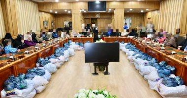 محافظ المنوفية يسلم كراسى متحركة ومساعدات مالية ومواد غذائية لـ60 حالة إنسانية