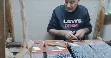 إيد تتلف فى حرير.. عم حسن أقدم صانعى الكليم اليدوى بالدقهلية: مهنة صعبة وتحتاج إلى مجهود ذهني أكبر من العضلى.. أعمل فى المهنة منذ 40 عاما وإنتاج اليوم بالكامل يصل إلى 25 سم.. والأجانب يقدرون الأعمال اليدوية