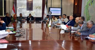 محافظ الأقصر يناقش عمل اللجان الفنية فى ملفات التصالح بمخالفات البناء.. صور