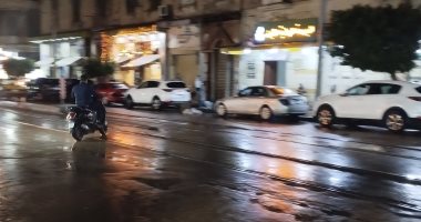 أمطار غزيرة فى الإسكندرية وسيارات شفط المياه تنتشر بالشوارع.. فيديو وصور