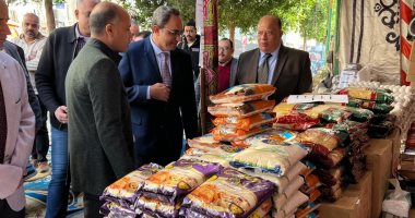 محافظ قنا يتفقد مبادرة "كلنا واحد" لبيع السلع بأسعار مخفضة