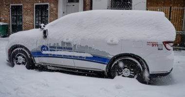 العاصفة الشتوية بأمريكا تواصل تعطيل آلاف الرحلات الجوية حتى الاثنين