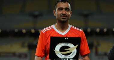 محمد فخرى يحصل على جائزة أفضل لاعب فى مباراة الأهلى وفاركو 