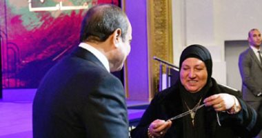 أم البطل عمر القاضى تهدى الرئيس السيسى سلسلة خاصة بالشهيد