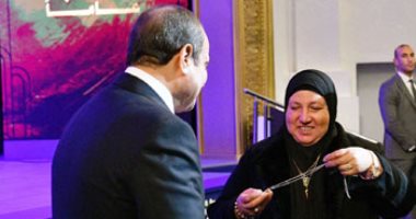 أم البطل الشهيد عمر القاضى تكشف أسرار "قلادة" أهدتها للرئيس السيسى أم الشهيد عمر القاضى تهدى الرئيس السيسي قلادة البطل