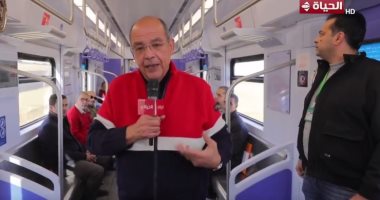 محمد شردى يستمع لآراء المواطنين فى جولة وسط الركاب داخل عربات القطار الكهربائى