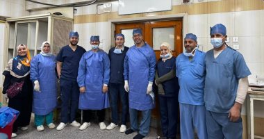 مستشفى أسيوط الجامعى يجرى جراحة دقيقة لشاب يعانى انفجارا في مقلة العين
