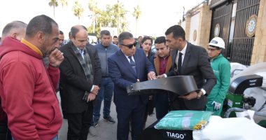 محافظ الدقهلية يشهد توزيع مكانس يدوية وحاويات معدنية لجمع القمامة