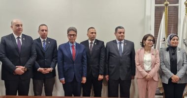 نقيب الأطباء البيطريين: سوق العمل البيطرى لا يستوعب أكثر من 1% من أعداد الخريجين جانب من لقاء نقيب الأطباء البيطريين وأعضاء تنسيقية شباب الأحزاب